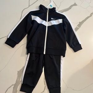 NWOT Nike Outfit (2 pc)